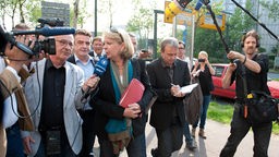 NRW Ministerpräsidentin Hannelore Kraft (M) geht in Düsseldorf von der SPD-Parteizentrale zum benachbarten Verhandlungsort