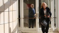 Hannelore Kraft verläßt lachend den Düsseldorfer Landtag