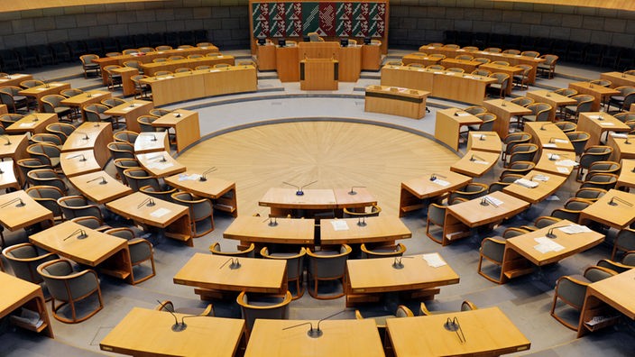 Leere Stühle im Landtag NRW