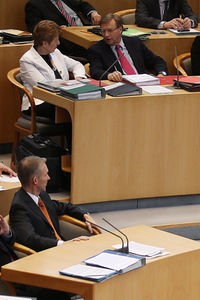Ministerpräsidentin Hannelore Kraft (r, SPD) blickt am Mittwoch (14.03.2012) in Düsseldorf im Landtag zum Fraktionsvorsitzenden der FDP, Gerhard Papke (l)
