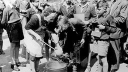 Schüler bei der Essensausgabe in der Nachkriegszeit
