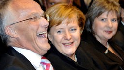 Lachender Jürgen Rüttgers (l.) neben Angela Merkel (m.) und Regina von Dinther
