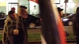 Robin S. trägt am 12.02.2016 auf einer Demonstration der Partei "Die Rechte" eine Fahne, links hinter ihm geht Siegfried B.