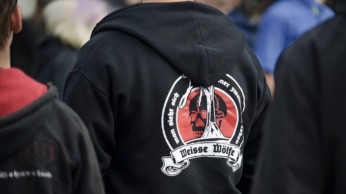 T-Shirt-Motiv der Band "Weiße Wölfe" bei einer Berliner NPD-Demonstration (Aufnahme vom 10.10.2009)