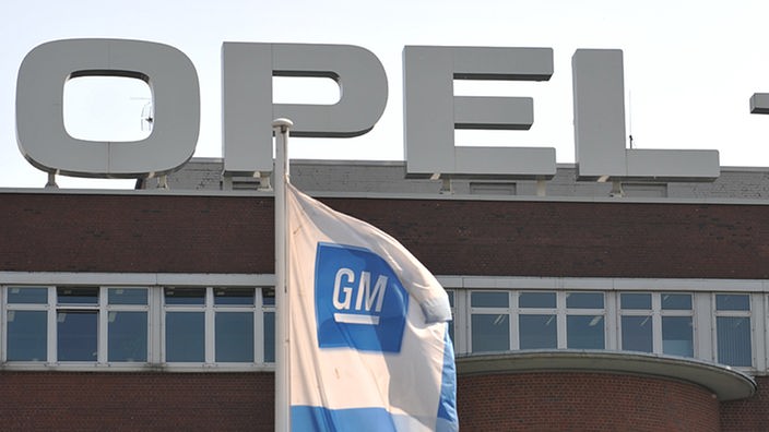 GM-Fahne vor dem Opel-Werk Bochum