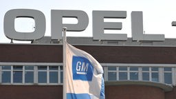 GM-Fahne vor Opelwerk Bochum