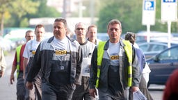 Mitarbeiter kommen im Opel-Werk in Bochum zu einer Belegschaftsversammlung.