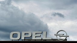 Dunkle Wolken über dem Opel Werk