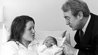 Johannes und Christina Rau im Krankenhaus nach der Geburt ihrer Tochter Anna 1983
