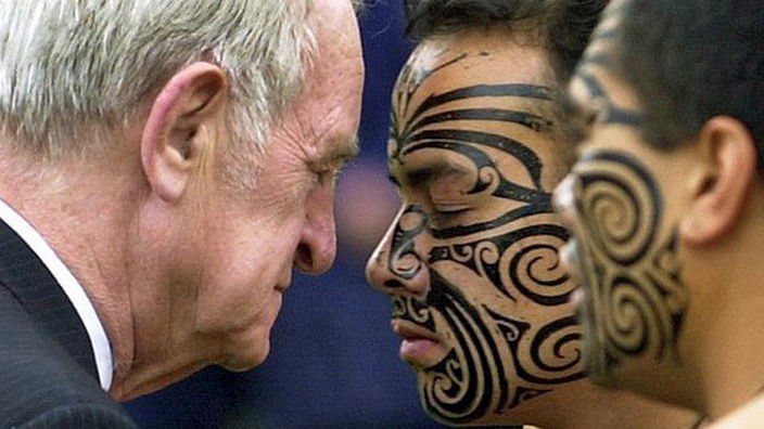 Johannes Rau mit einem neuseeländischen Maori (2001)