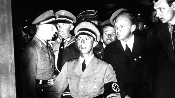 Joesph Goebbels schaut fern bei der Funkausstellung 1935