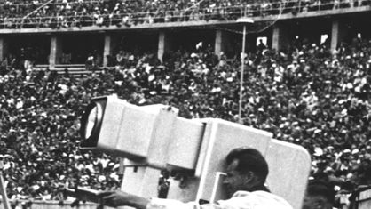 Fernsehkamera im Olympiastadion 1936 während des 100-Meter-Laufs