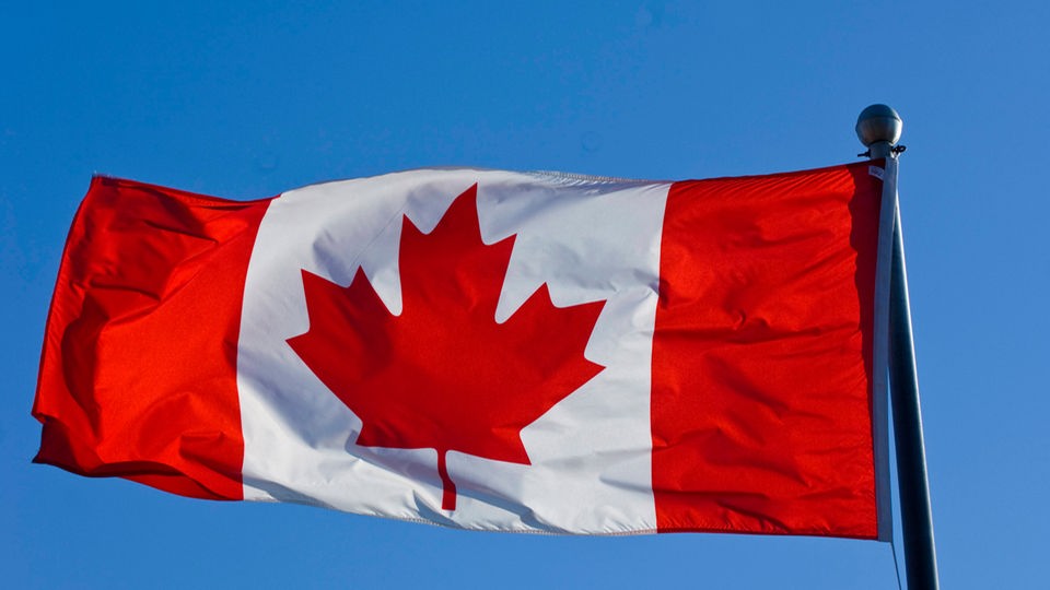Kanadische Flagge flattert im Wind