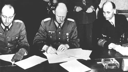 Alfred Jodl unterzeichnet die bedingungslose Kapitulation Deutschlands