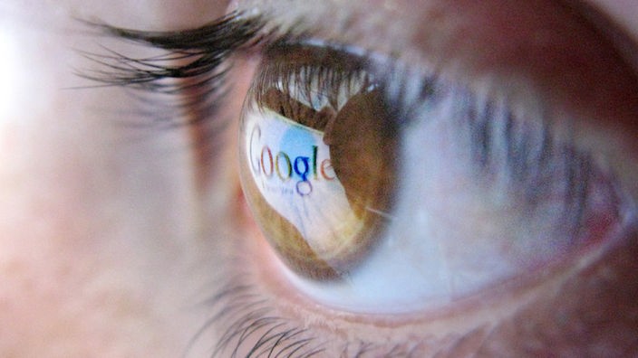 Logo von Google spiegelt sich in einem Auge