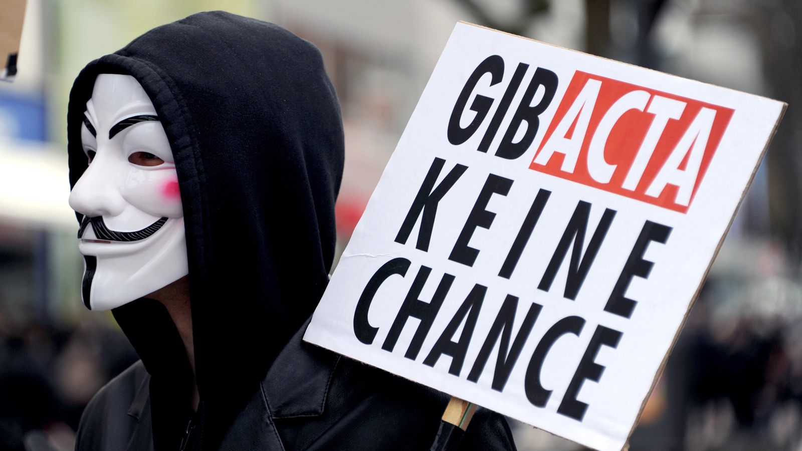 Ein Demonstrant mit «Guy Fawkes»-Maske in Kiel bei einerDemonstration gegen das umstrittene Internet- Anti-Piraterie-Abkommen ACTA. 
