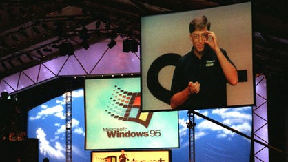 Bill Gates präsentiert Windows 95 (Archivbild von 1995)