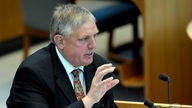 CDU-Fraktionschef Karl-Josef Laumann am Rednerpult im NRW-Landtag