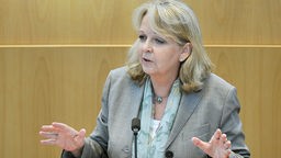 Hannelore Kraft (SPD) spricht im Landtag vor dem Votum zum WestLB-Umbau 