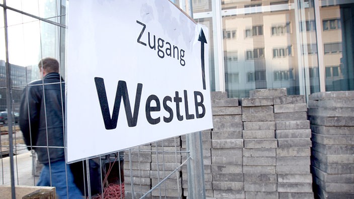 Ein Schild an einer Baustelle weist auf den Eingang der WestLB in Düsseldorf hin