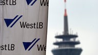 WestLB-Fahne vor einem Fernsehturm 