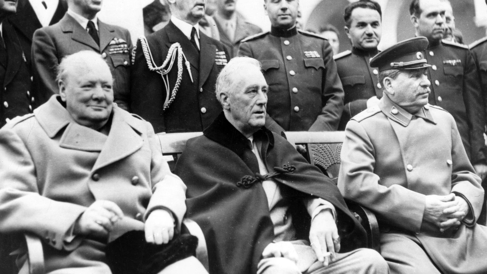 Konferenz in Jalta 1945 (sitzend von links nach rechts): der britische Premierminister Winston Churchill, US-Präsident Franklin D. Roosevelt und der sowjetische Diktator Josef Stalin.