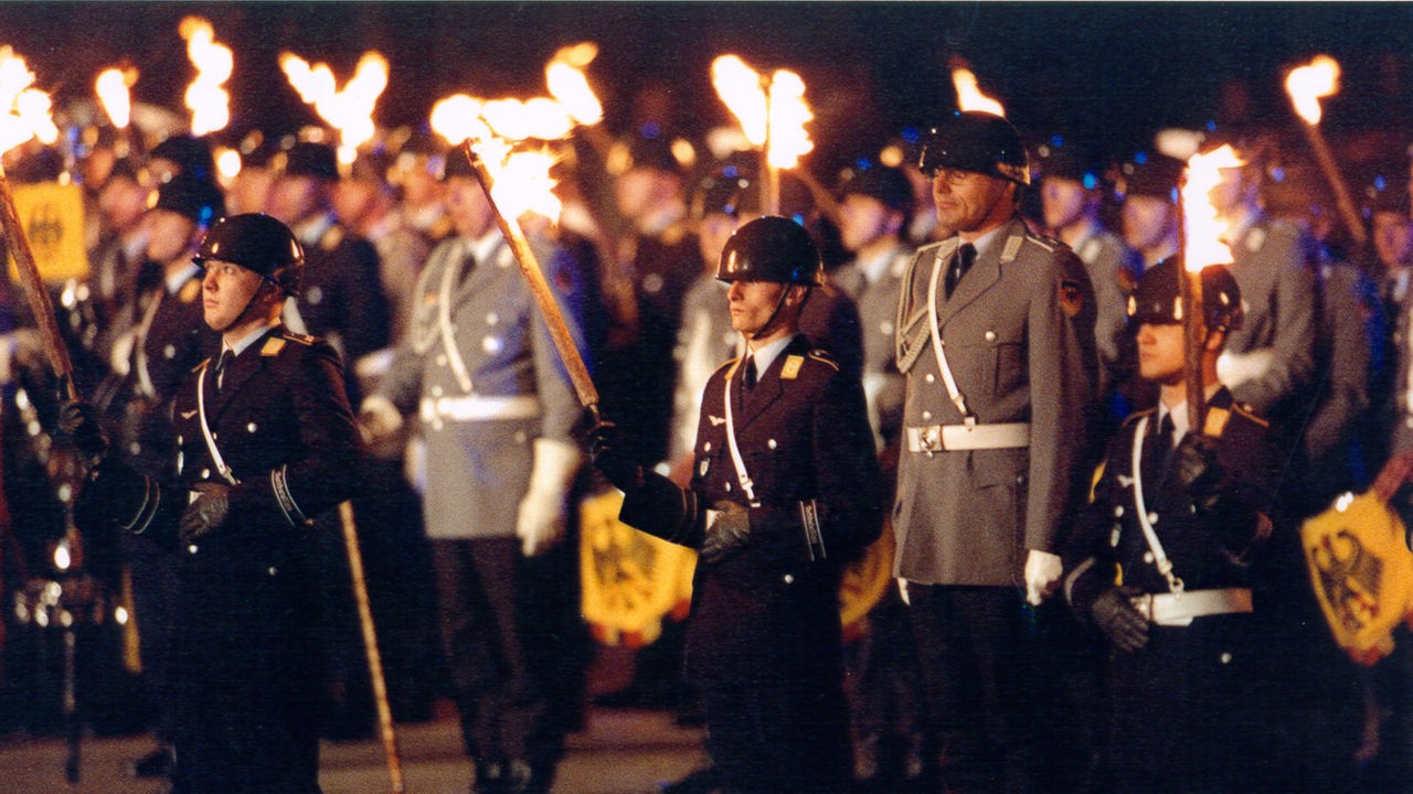Soldaten beim Zapfenstreich für Helmut Kohl 1998