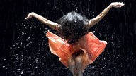 Tänzerin über einer Wasserpfütze