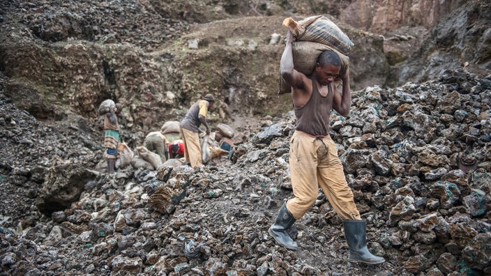 Ein Arbeiter trägt Erz in der Kupfer- und Kobaltmine von Kamatanga