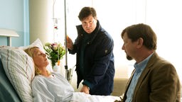 Dr. Christian Kleist (Francis Fulton-Smith, M.) besucht seine Patientin Angelika Pagels (Anne Moll) im Krankenhaus.