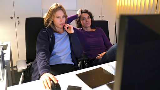 Johanna (Lisa Bitter) und Lena (Ulrike Folkerts) überprüfen die Aufnahmen der Verkehrsüberwachung.