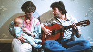 1987 bekommt Gabi Nachwuchs: den kleinen Max. Das Kind stammt nicht von Benno, sondern aus einer Affäre mit Phil. Der ist - genau wie Wolf - längst ausgezogen.