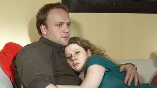 Alte Liebe, neuer Reiz: Nina (Jacqueline Svilarov) und Klaus (Moritz A. Sachs) liegen sich plötzlich wieder in den Armen.