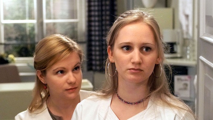 Andrea (Beatrice Kaps-Zurmahr, links) will Lisa (Sontje Peplow) helfen, ihre Gefühle für Murat in den Griff zu bekommen.