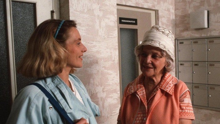Angelika Kur (Franziska Grasshof, links), Franz' neue Haushaltshilfe, trifft im Hausflur auf Else (Annemarie Wendl).
