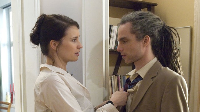 Angelina (Daniela Bette) stylt Momo (Moritz Zielke) als Lockvogel für den Wohnungsverkauf.