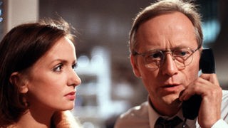 Anna (Irene Fischer), macht sich Sorgen um Hans (Joachim Hermann Ludger), der immer noch keinen neuen Job gefunden hat.