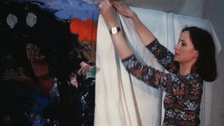 Anna (Irene Fischer) umhüllt das Kunstwerk mit einem Bettlaken.