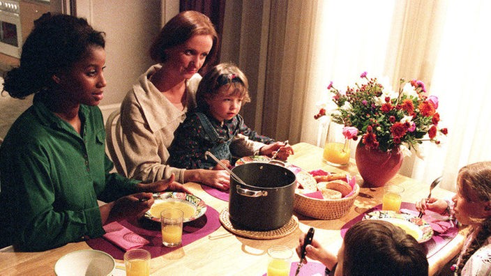 Anna (Irene Fischer) und die Kinder sind begeistert von dem neuen Kindermädchen Mary (Liz Baffoe, links).