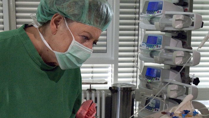 Aufatmen bei Helga (Marie-Luise Marjan): Erich (Bill Mockridge) geht es nach der Transplantation deutlich besser.