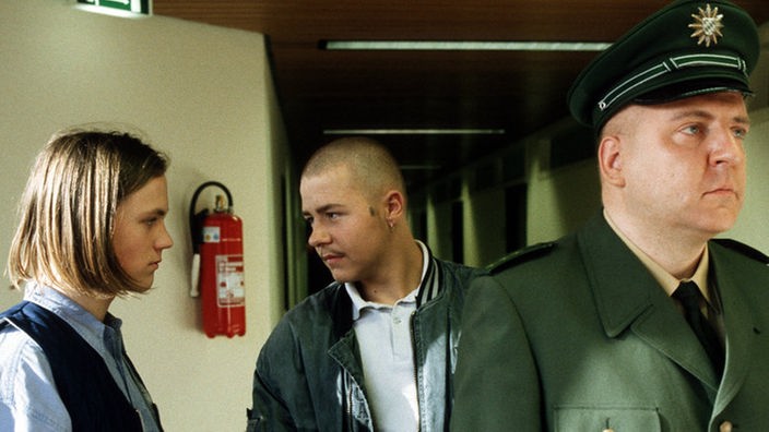 Bei der Gegenüberstellung im Polizeipräsidium trifft Klaus (Moritz A. Sachs, links) seinen Kumpanen Olli (Willi Herren) wieder.
