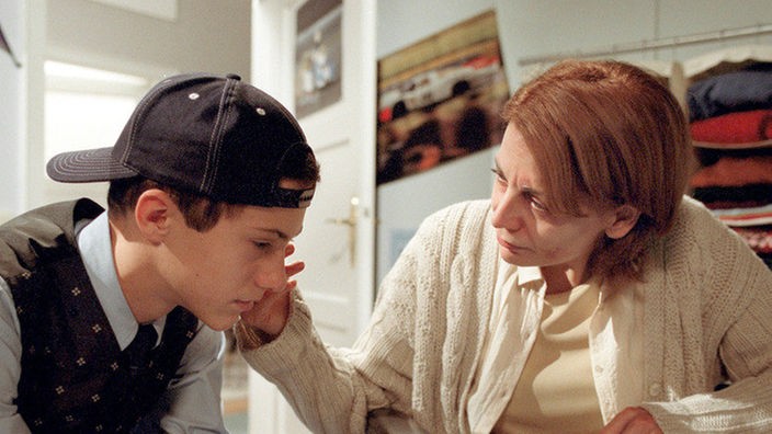 Bei Felix (Marc-Oliver Moro) macht sich Verzweiflung breit. Leonie (Susanne Leutenegger) versucht, ihren Sohn zu trösten.