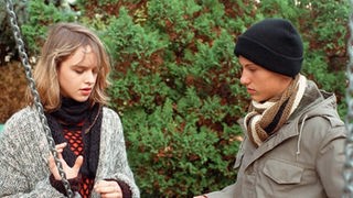 Beim gemeinsamen Spaziergang kommen sich Jack (Cosima Viola) und Felix (Marc-Oliver Moro) näher.