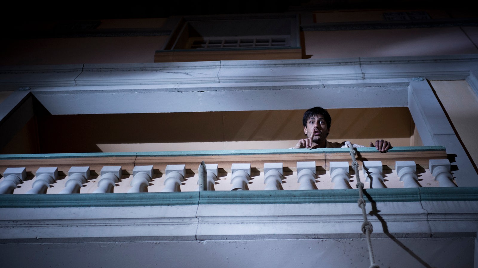 Ben klettert auf einen Balkon