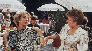 Berta (Ute Mora, links) zeigt Helga (Marie-Luise Marjan) die neue Bluse.
