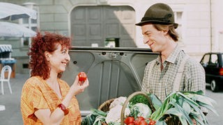 Biobauer Ecker (Christian Wittmann) wird Claudias (Manon Straché) Blumenladen zukünftig mit Obst und Gemüse beliefern.