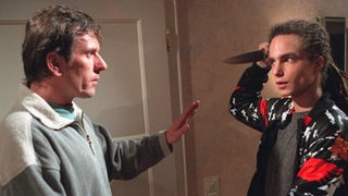 Blind vor Wut erhebt Momo (Moritz Zielke, rechts) das Messer gegen seinen Vater (Michael Marwitz).