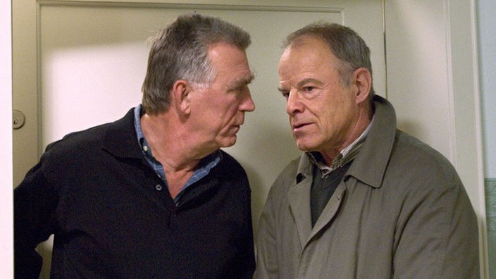Bruno (Heinz Marecek, links, mit Knut Hinz) ist es peinlich, dass er die Wohnung von Gabi und Andy an ein halbseidenes Filmteam vermietet hat.