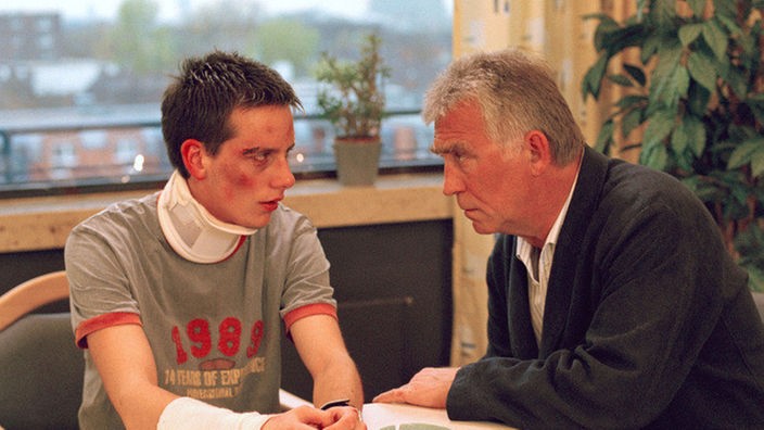 Bruno (Heinz Marecek, rechts) treibt das schlechte Gewissen ins Krankenhaus, wo er Fabian (Roman Haubner) besucht.