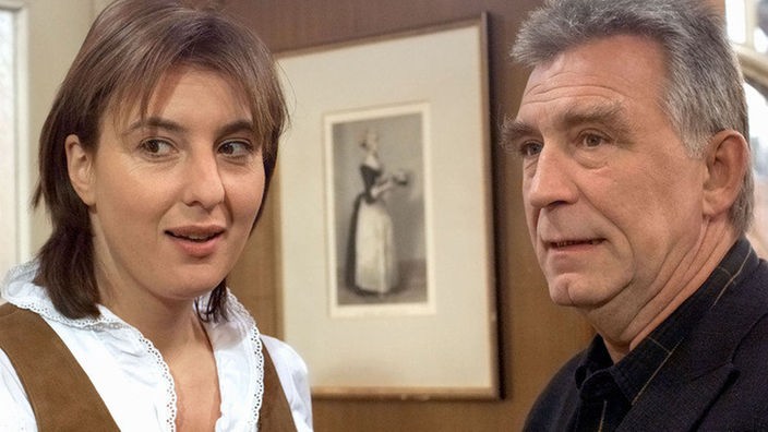 Bruno Skabowski (Heinz Marecek) hält zunächst Ines (Birgitta Weizenegger) für seine Tochter, erblickt dann aber die echte Gabi.